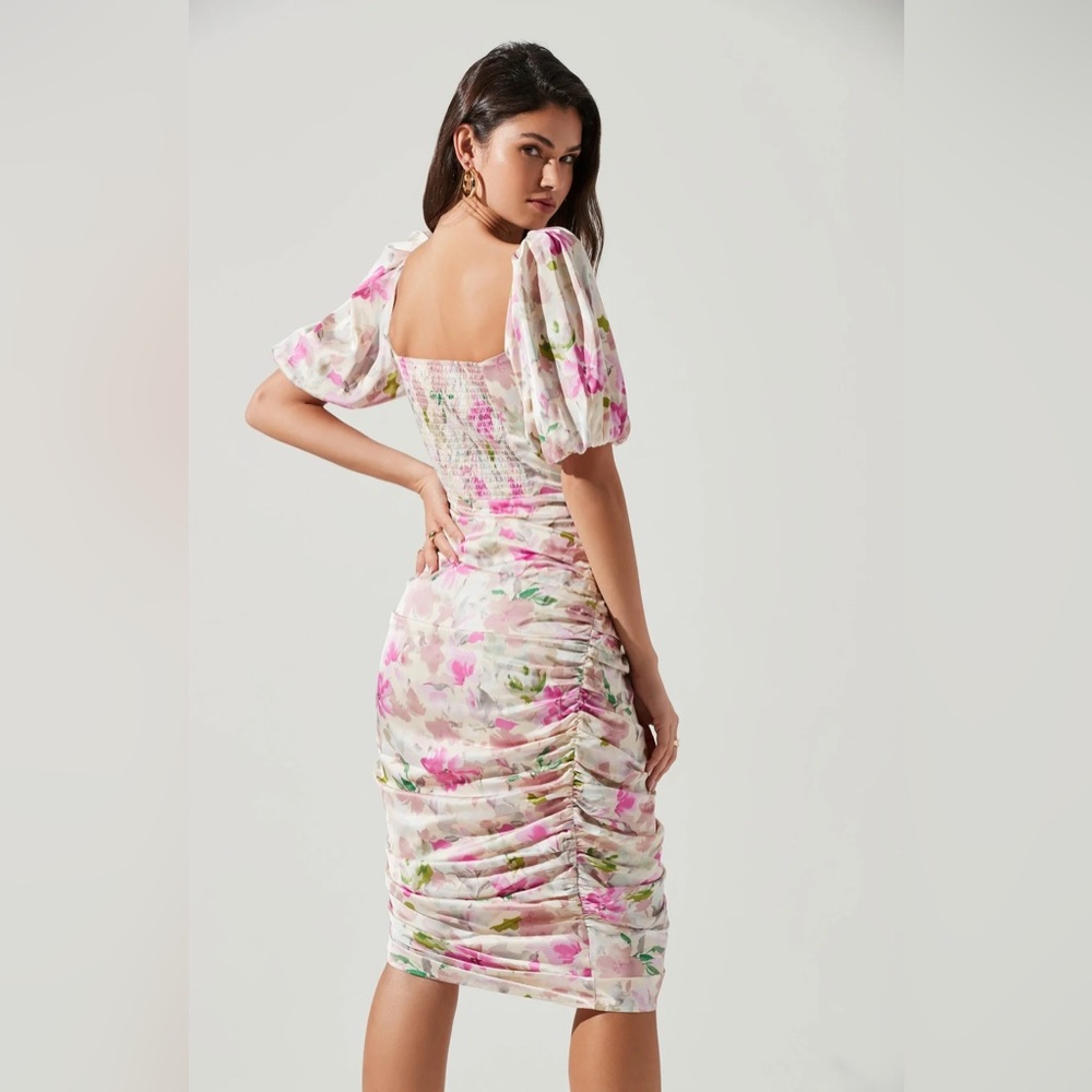ASTR The Label ~ EMMA FLORAL RUCHED BUBBLE SLEEVE MIDI DRESS - Picture 4 of 7